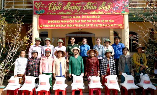 17-01-20-dai-dien-don-bien-phong-binh-thanh-va-chinh-quyen-doan-the-xa-binh-thanh-tang-qua-cho-60-ho-dan-ngheo-anh-phu-quy