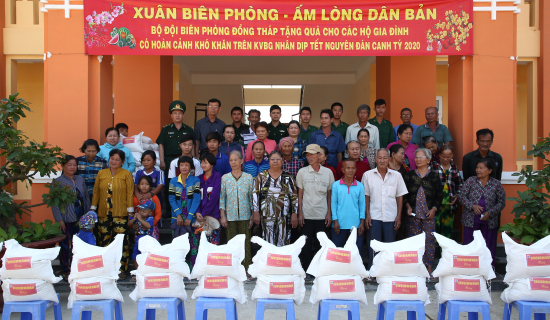 17-01-20-dai-dien-don-bien-phong-thong-binh-va-dia-phuong-tang-qua-cho-cac-ho-dan-ngheo-tren-dia-ban-dong-quan-anh-phu-quy