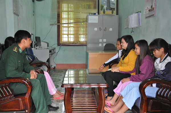 17-09-12_bdbp-ban-giao-nan-nhan-cho-trun