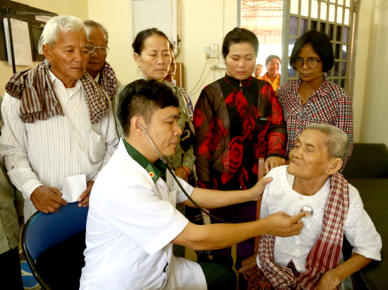 18-6-19-quan-y-bdbp-dong-thap-kham-benh-mien-phi-cho-nguoi-dan-campuchia-anh-phu-quy