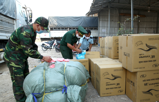19-3-2020-bdbp-va-hai-quan-cua-khau-quoc-te-thuong-phuoc-kiem-dem-so-khau-trang-bi-bat-giu-anh-phu-quy