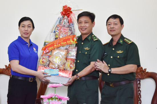 1l4huyergj-10360_f_jrddhfc53_anh_3._Tang_qua_Hai_doi_2