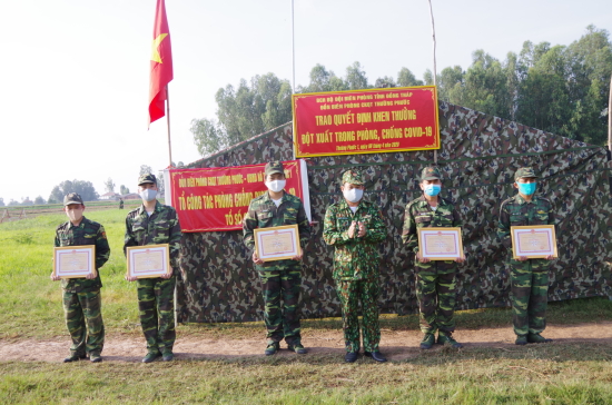1v9n0drq4i-26993_f_k8ofwpow0_0642020_Thng_t_Nguyn_Vn_Minh_ph_Chnh_y_BBP_ng_Thp_trao_Giy_khen_cho_c_nhn_n_Bin_phng_CKQT_Thng_Phc_nh_Ph_Qu