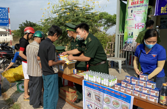 2-cbcs-don-bp-vinh-nguon-cap-phat-khau-trang-dong-thoi-tuyen-truyen-cho-nguoi-dan-phong-chong-dich-benh-covid-19