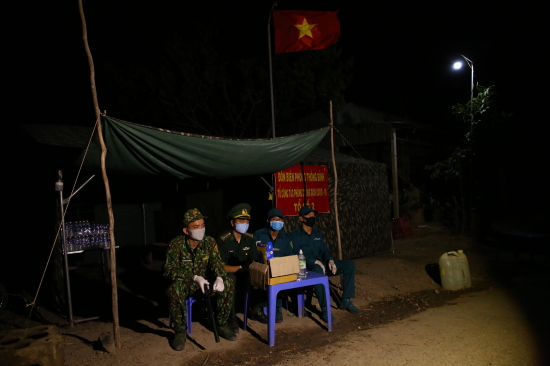 2-chot-so-2-don-bien-phong-thong-binh-dang-lam-nhiem-vu-ban-dem-anh-phu-quy