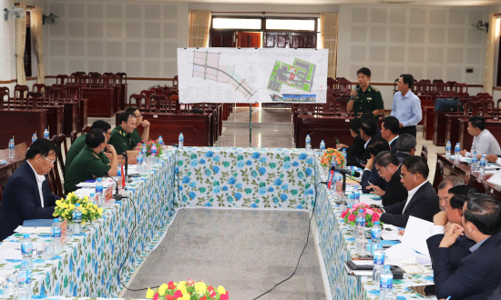2-dai-dien-viet-nam-trinh-bay-ve-du-an