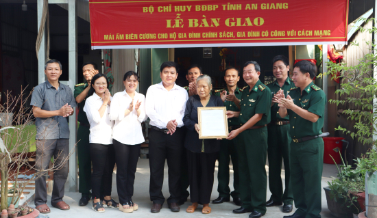2-dai-ta-pham-van-phong-ban-giao-nha-mai-am-bien-cuong-cho-gia-dinh-ba-le-thi-muot-ap-bung-nho-xa-khanh-binh-huyen-an-phu-1