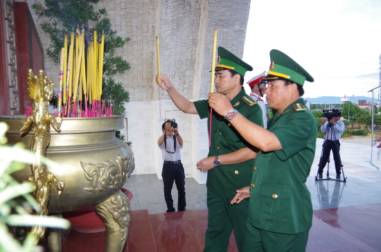 2-lanh-dao-bo-chi-huy-bdbp-ninh-thuan-thap-huong-tai-dai-tuong-niem-nghia-trang-liet-sy-tinh