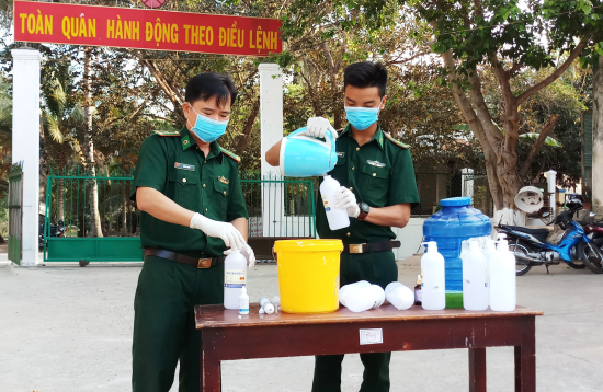 2-tieu-doan-huan-luyen-co-dong-bdbp-an-giang-pha-che-nuoc-rua-tay-sat-khuan-cho-can-bo-chien-si-va-nhan-dan-dia-phuong-2