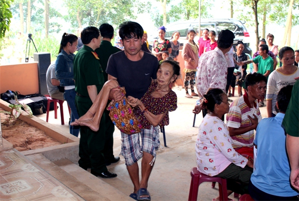 20-52-36_benh-nhan-duoc-dua-den-kham.jpg