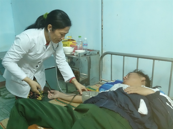 20-53-37_nhan-vien-y-te-xa-pho-khanh-cha