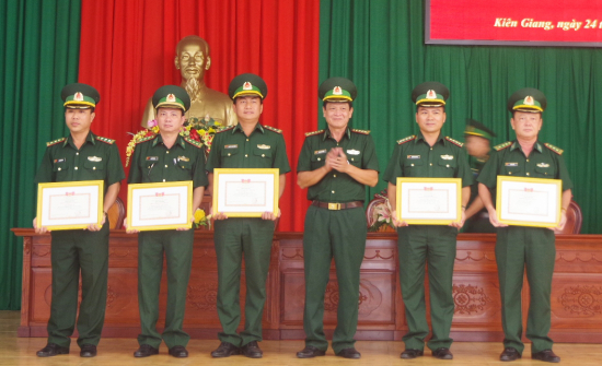 2019-12-24-hinh-1-trao-danh-hieu-don-vi-quyet-thang