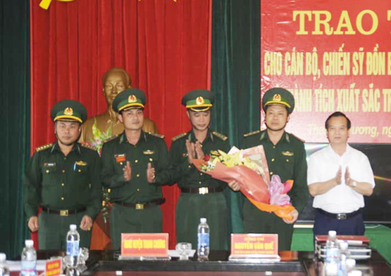 20we_lanh-dao-huyen-thanh-chuong-trao-thuong-cho-don-bp-cua-khau-thanh-thuy