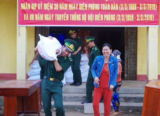 21-02-19-can-bo-don-bien-phong-cua-khau-quoc-te-thuong-phuoc-tro-giup-phu-nu-nhan-gao-anh-phu-quy