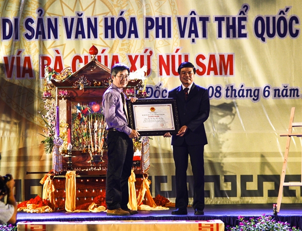 22-06-46_anh-1-trao-bang-cong-nhan.jpg
