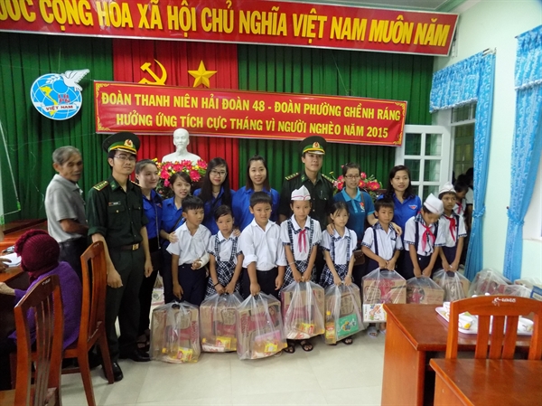 22-13-42_trao-qua-tre-em-ngheo-xa-canh-h