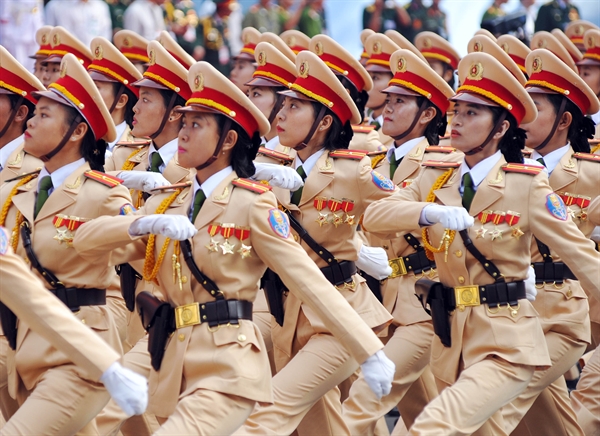 22-48-20_khoi-nu-si-quan-canh-sat-giao-t