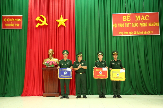 28-6-19-ban-to-chuc-trao-co-giai-nhat-toan-doan-cho-tieu-doan-huan-luyen-co-dong-nhi-co-quan-bdbp-tinh-ba-don-bien-phong-thong-binh-anh-phu-quy
