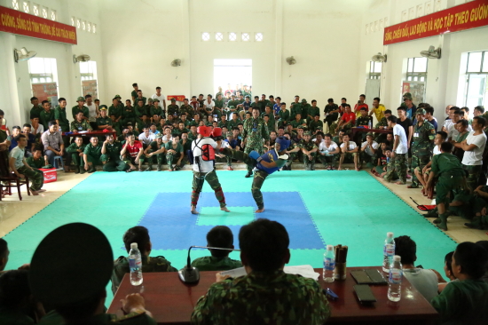 28-6-19-van-dong-vien-thi-dau-vo-chien-dau-tay-khong-anh-phu-quy