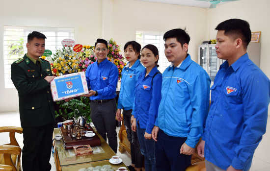 2jwv73lryb-25580_f_k7d0zoyh10_Tng_qu_cho_cn_b_chin_s_Trm_Kim_sot_bin_phng_Bn_Vc.