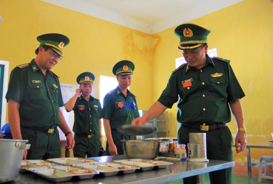 2r4y_2-thieu-tuong-trinh-hoang-hiep-pho-truong-doan-kiem-tra-kiem-tra-chat-luong-bua-an-don-vi