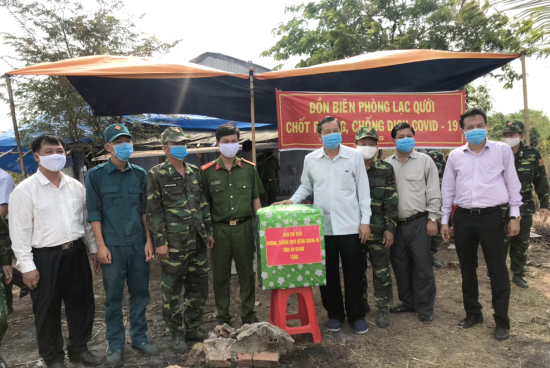 3-tinh-uy-ubnd-tinh-an-giang-thanh-lap-6-doan-cong-tac-den-tham-dong-vien-tang-qua-cac-to-cong-tac-phong-chong-dich-covid-19-tren-bien-gioi-cua-tinh-2