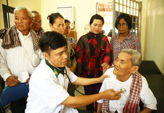 30-3-19-quan-y-bdbp-dong-thap-dang-kham-benh-cho-nguoi-dan-campuchia-anh-phu-quy