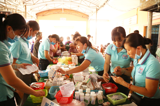 30-3-19-to-duoc-cong-ty-domesco-dong-thap-cap-thuoc-mien-phi-cho-dan-campuchia-anh-phu-quy