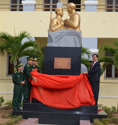 397x422_15-10-00_tuong-dai-bac-ho.jpg