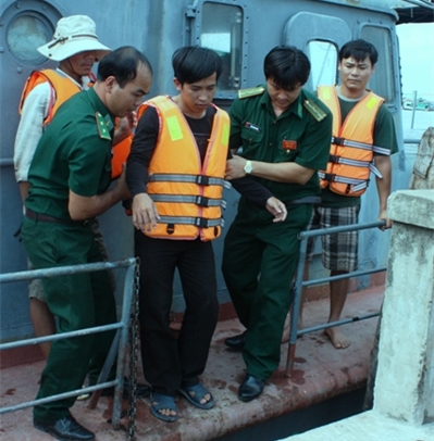 399x406_17-16-35_dua-nguoi-gwpj-ve-don-v
