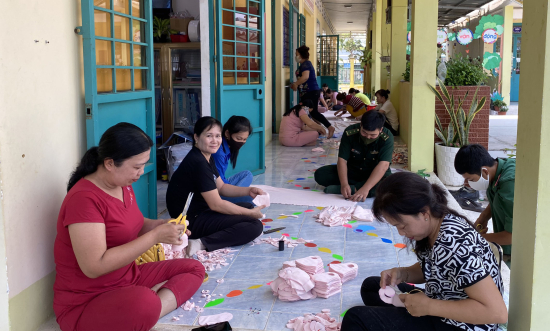 4-can-bo-chien-si-don-bp-vinh-nguon-phoi-hop-cung-hoi-phu-nu-xa-to-chuc-may-khau-trang-cap-phat-mien-phi-cho-nguoi-dan-tren-dia-ban