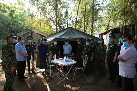 4-doan-cong-tac-cua-tinh-uy-va-bo-chi-huy-bdbp-tinh-dong-thap-tham-hoi-dong-vien-can-bo-chien-si-dang-lam-nhiem-vu-tai-chot-khu-vuc-moc-ra-don-bien-phong-binh-thanh-anh-phu-quy