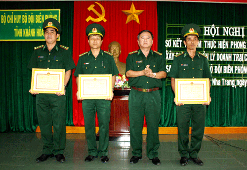 438ANH-TRAO-DON-VI-CHINH-QUY.gif