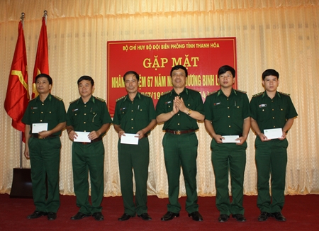 450x326_dai-ta-do-the-tuan-trao-qua-cho-