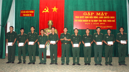 475DC-Khanh-trao-QD-dieu-dong-.gif