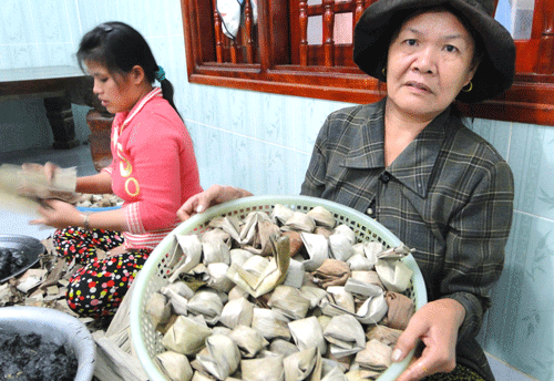 481lam-banh-it-ngay-tet.gif