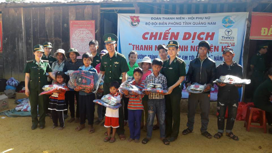 4hamiwvc6r-65563_1145242141509040618_tang_qua_cho_hoc_sinh