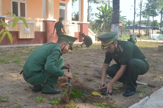 5-can-bo-chien-si-don-bien-phong-nhon-hoi-huong-ung-tet-trong-cay-doi-doi-nho-on-bac-ho-xuan-canh-ty-nam-2020-1