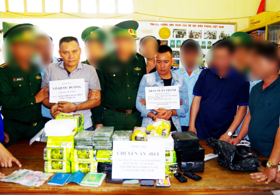 5-dbbp-ha-tinh-pha-chuyen-an-484-l-bat-2-doi-tuong-thu-32-kg-ma-tuy-dang-da-va-10-banh-he-ro-in