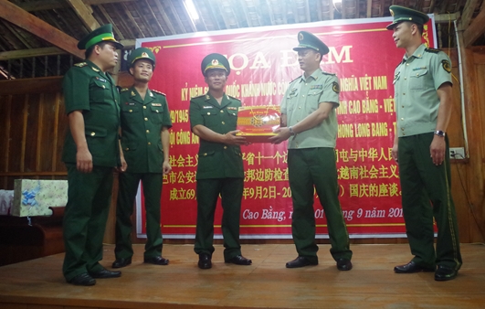 531x338_08-00-45_hai-ben-tang-qua-cho-nh