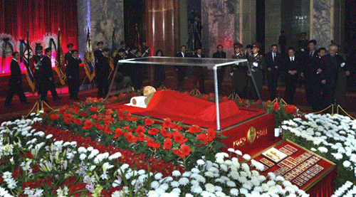 534Le-vieng-Kim-Jong-il.gif
