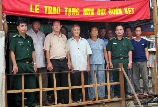 551x376_09-06-12_trao-tang-nha-dai-doan-