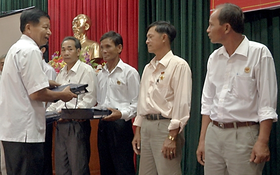 567x355_13-48-18_anh-trao-qua-ccb.jpg