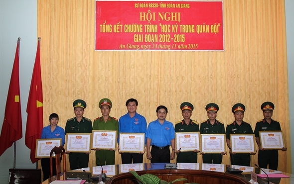 590x370_17-04-07_trao-bang-khen.jpg
