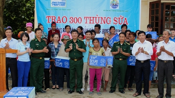592x334_13-54-39_doan-cong-tac-trao-qua-