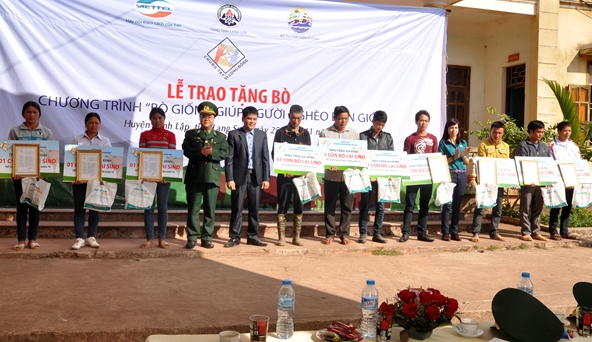 592x342_trao-tang-bieu-chung-nhan-bo-1.J