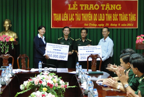 599x405_10-44-18_lanh-dao-ldld-trao-tang