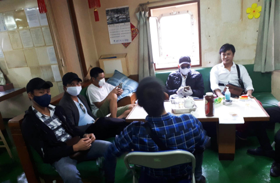 6-thuyen-vien-dang-cho-lam-thu-tuc-theo-quy-dinh