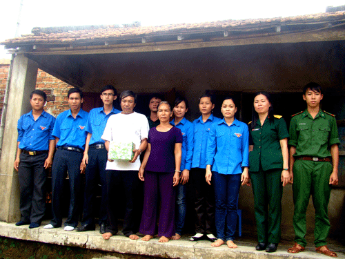 671Tang-qua-gia-dinh-ong-Dung.gif