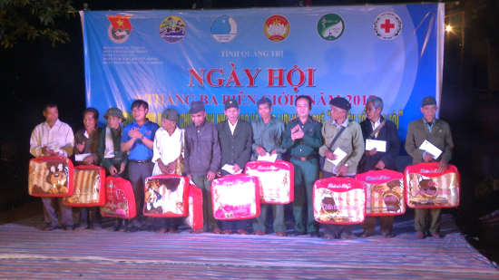 6fzyx4wive-60432_7684090771626872832_DAI_TA_HO_NGOC_HOANG_TRAO_QUA